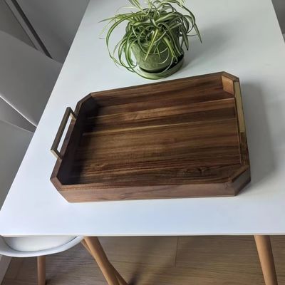 Cozinha Restaurante bandeja de madeira com alças metálicas polidas de ouro noz