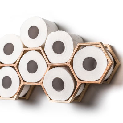 Repositório de papel de banheiro de madeira com estante de armazenamento de tecido montado na parede em design de favo de mel