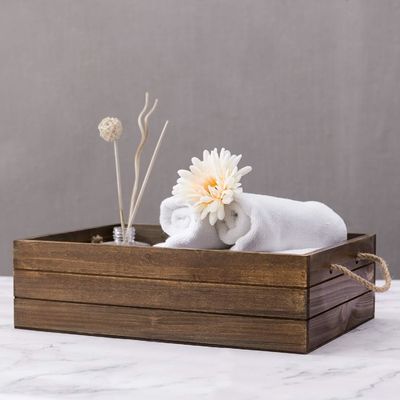 Caixa-presente de madeira castanha rústica com alças de corda para compradores ecologicamente conscientes