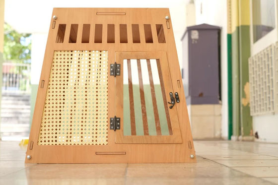 Casa de cães e gatos de madeira de cor natural Caixa com porta em branco