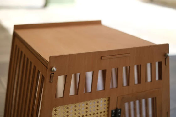 Casa de cães e gatos de madeira de cor natural Caixa com porta em branco