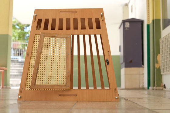 Casa de cães e gatos de madeira de cor natural Caixa com porta em branco