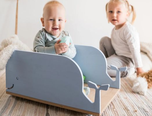 Caixa de brinquedos de madeira em rodas personalizada como seu pedido para a organização de brinquedos infantis