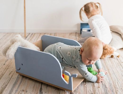 Caixa de brinquedos de madeira em rodas personalizada como seu pedido para a organização de brinquedos infantis