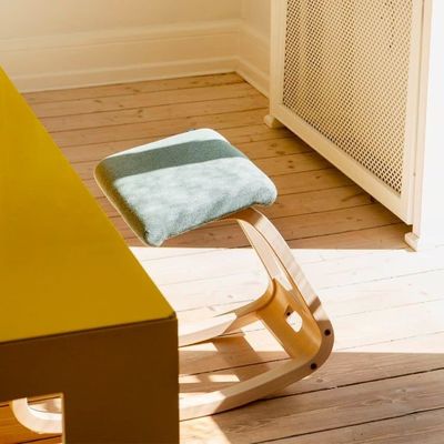 Cadeira de joelhos de escritório ergonômica com tecido Revive cinza escuro