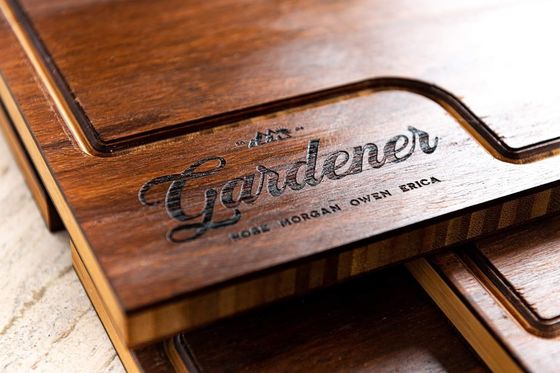 Tabuleiro de corte de madeira com sulco e faca em cores simples para todas as estações