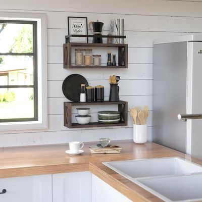 Economize espaço com prateleiras de madeira flutuantes e corrimão