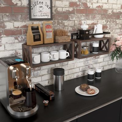 Economize espaço com prateleiras de madeira flutuantes e corrimão