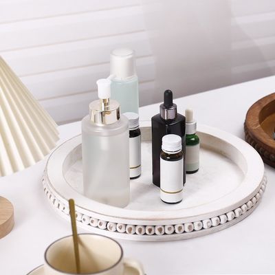 Taça de madeira personalizada com desenho branco e branco com contas