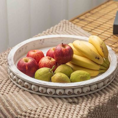 Taça de madeira personalizada com desenho branco e branco com contas