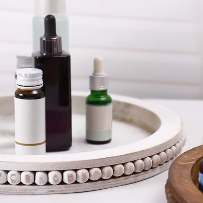 Taça de madeira personalizada com desenho branco e branco com contas