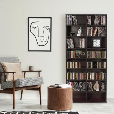 12 prateleiras ajustáveis e 4 prateleiras fixas