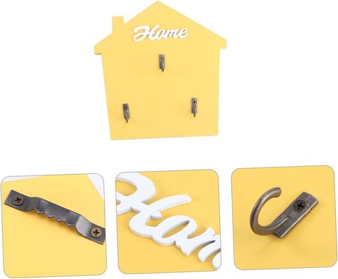 Entrada Porta-correios e porta-chaves de quarto de lama com estacas de madeira na cor natural da madeira