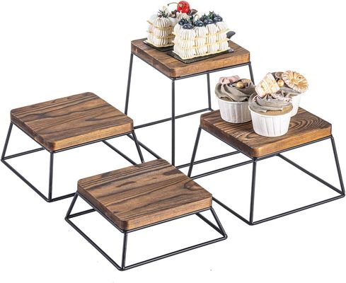 Quantidade elevada de madeira queimada, ferro preto, arame quadrado, exposição de alimentos