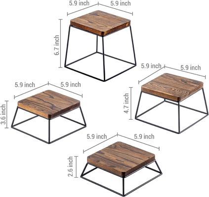Quantidade elevada de madeira queimada, ferro preto, arame quadrado, exposição de alimentos