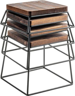 Quantidade elevada de madeira queimada, ferro preto, arame quadrado, exposição de alimentos