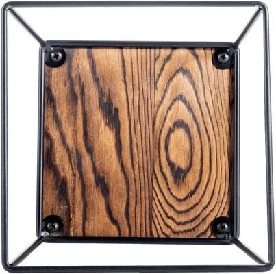 Quantidade elevada de madeira queimada, ferro preto, arame quadrado, exposição de alimentos