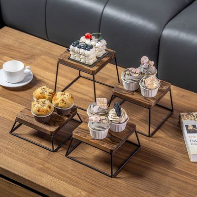 Quantidade elevada de madeira queimada, ferro preto, arame quadrado, exposição de alimentos