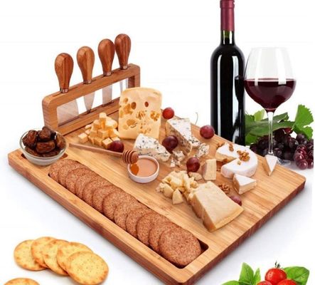 Amostra grátis Quadro de queijo de bambu e conjunto de facas para corte de charcuterie