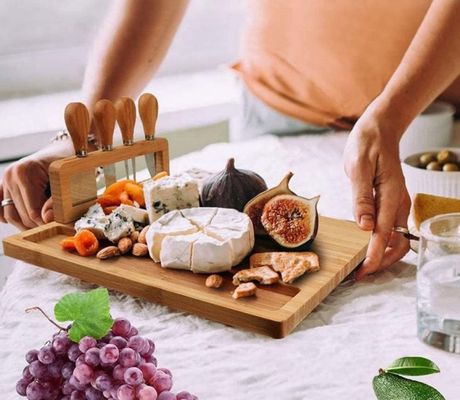 Amostra grátis Quadro de queijo de bambu e conjunto de facas para corte de charcuterie