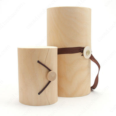 Caixa-presente redonda de madeira macia, de casca de bétula, feita à mão, com outro material de impressão