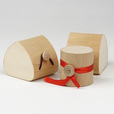 Caixa-presente redonda de madeira macia, de casca de bétula, feita à mão, com outro material de impressão