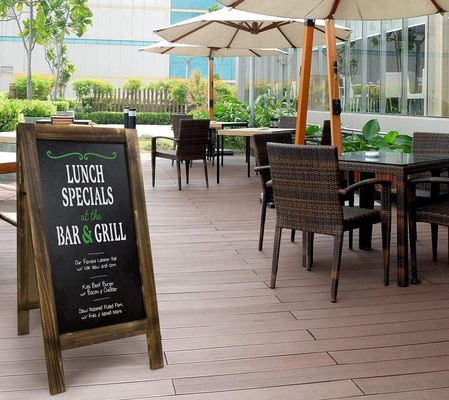 Tabuleiro de calcário de madeira queimada para menus de cafés e restaurantes