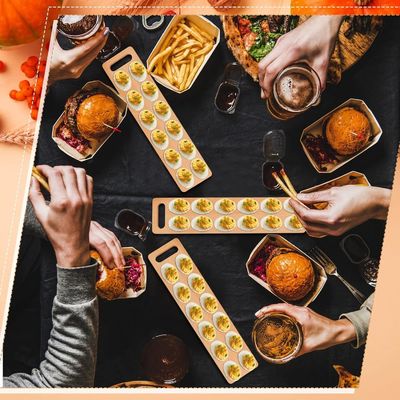 Caixa de ovos de Dia de Acção de Graças poupa espaço com este porta-chamas de madeira de 12 buracos.