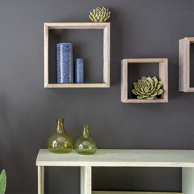 Organize o seu espaço com 3 estantes flutuantes de madeira maciça natural