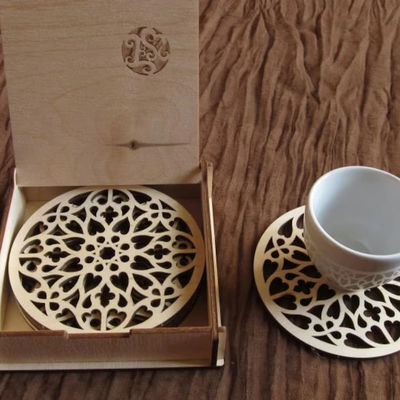 Subterrâneas de roseta de madeira únicas para xícara de café em bétula natural e design gótico rústico