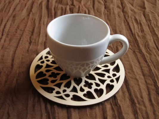 Subterrâneas de roseta de madeira únicas para xícara de café em bétula natural e design gótico rústico