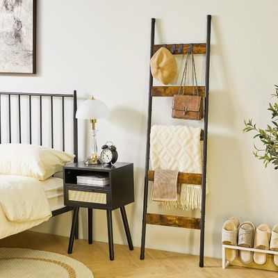 202405 Escadas de cobertores para banheiros Ecrã de suportes de metal inclinado para a parede com ganchos e impressão queimado