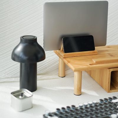 Design funcional Porta-papéis de computador portátil de bambu com doca ajustável Acomoda-se a todos os MacBook Multifuncional