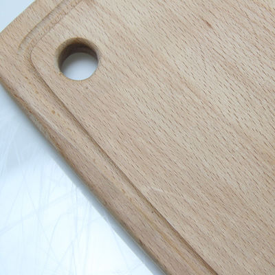 Tabela de corte de madeira maciça funcional e durável de faias com manobra de impressão queimada