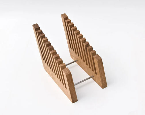 Organização da secretária feita elegante com porta arquivos de madeira e função de impressão