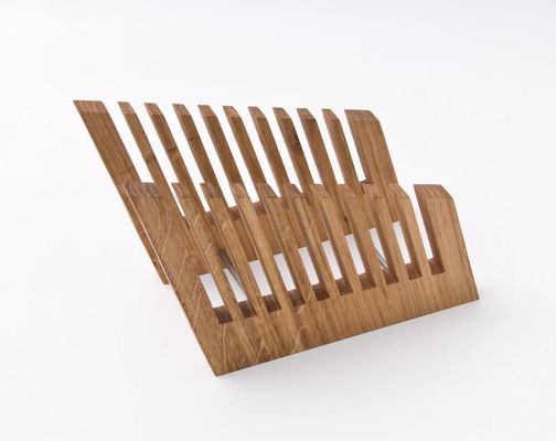 Organização da secretária feita elegante com porta arquivos de madeira e função de impressão