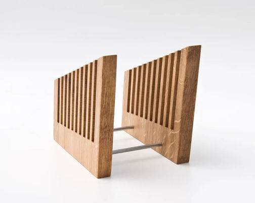 Organização da secretária feita elegante com porta arquivos de madeira e função de impressão