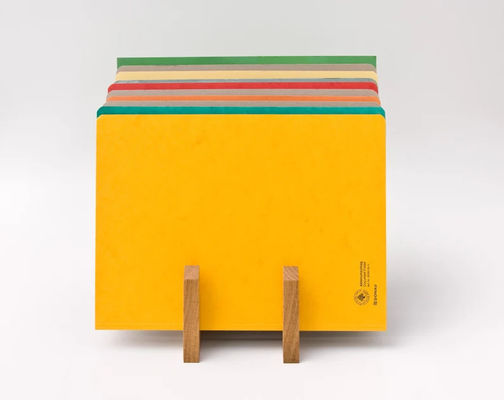 Organização da secretária feita elegante com porta arquivos de madeira e função de impressão