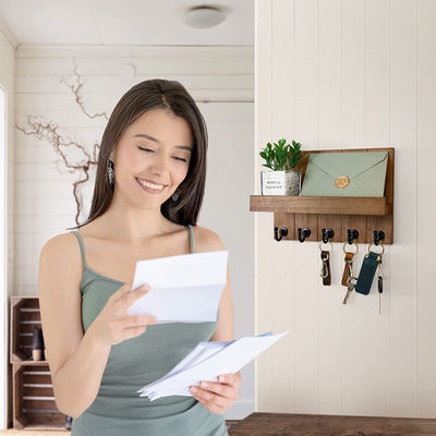 Porta-chaves de madeira com 4 ganchos de chave e prateleira flutuante montada na parede
