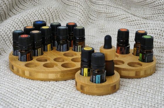 Suporte de madeira funcional para armazenar eficientemente garrafas de óleo em forma de círculo