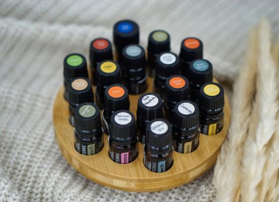 Suporte de madeira funcional para armazenar eficientemente garrafas de óleo em forma de círculo