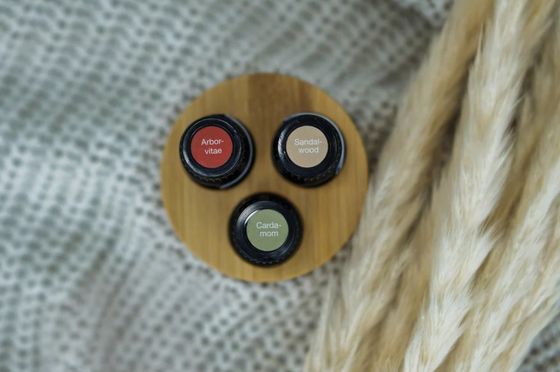 Suporte de madeira funcional para armazenar eficientemente garrafas de óleo em forma de círculo