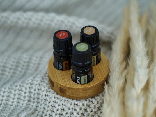 Suporte de madeira funcional para armazenar eficientemente garrafas de óleo em forma de círculo