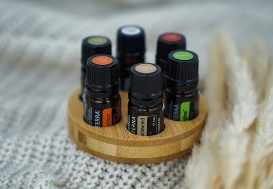 Suporte de madeira funcional para armazenar eficientemente garrafas de óleo em forma de círculo