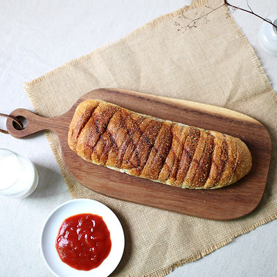 Tabuleiro de corte de pão de queijo de nozes de madeira com design de equilíbrio