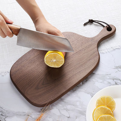 Tabuleiro de corte de pão de queijo de nozes de madeira com design de equilíbrio