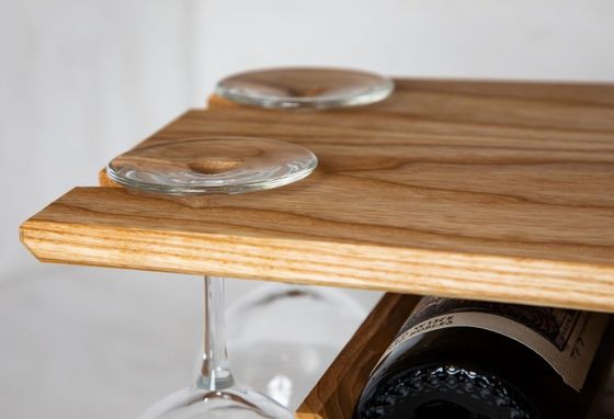 Logotipo personalizado Estante de vinho de madeira dura Porta-vinhos de alta quantidade para balcão