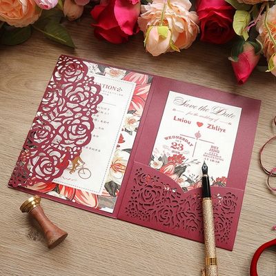 Europe Laser Cut Hollow Rose Pocket Invites de casamento com envelopes e cartões RSVP