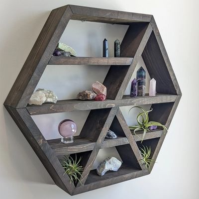 Crie um ambiente aconchegante com prateleiras flutuantes montadas na parede no estilo de uma fazenda rústica
