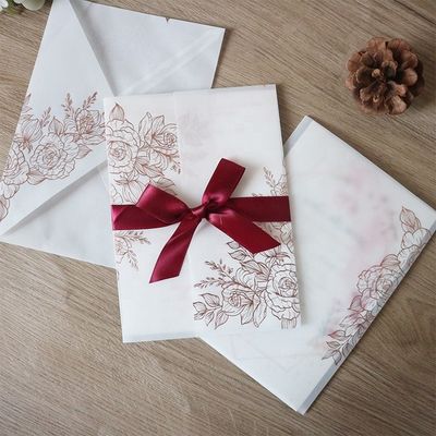Invitados de casamento cortados a laser em pergaminho vegetal com padrão de rosa e estampagem térmica